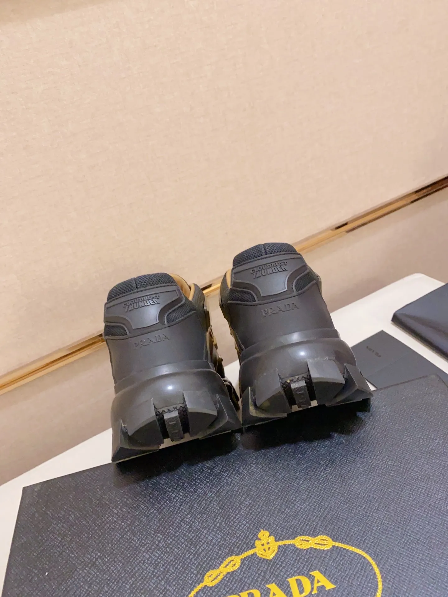 Factory price 600 men's shoes 💰 ✔️✔️✔️High version High quality new PRADA (Prada) counters are on the market simultaneously, new men's shoes, 😘fabrics are selected from first-layer cowhide. Lining: imported elastic mesh➕cowhide lining. 👍🏿High-end☄️Open-molded non-slip rubber outsole, exquisite lines, simple and elegant, comfortable and high-end for leisure travel. Number of yards: 38 to 44.